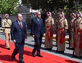 بالفيديو والصور.. مراسم استقبال رسمية لرئيس الوزراء بالأردن 