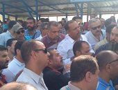 بالصور.. عمال شركة أبو قير للأسمدة بالإسكندرية يطالبون بصرف الأرباح كاملة