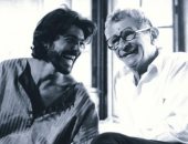 خالد النبوى ينشر صورة مع المخرج الراحل يوسف شاهين فى كواليس فيلم المصير