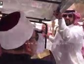 بالفيديو.. تدافع مئات المصلين بالمسجد النبوى لمصافحة شيخ الأزهر