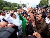 بالصور..معارضو رئيس وزراء باكستان يحتشدون أمام المحكمة العليا بأسلام آباد