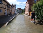 بالصور.. شوارع ألمانيا تغرق فى مياه الفيضانات والسكان يزيلون مخلفاتها