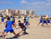 بالصور.. المصرى يتدرب على شاطئ البحر استعداداً للزمالك فى الكأس