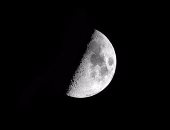 القمر يصل مرحلة التربيع الأول ويزين سماء الوطن العربى