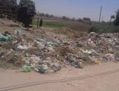 شكوى من تراكم القمامة بقرية مشطا فى سوهاج