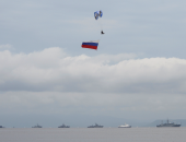 بالصور.. بوتين يشهد عرضا عسكريا احتفالا بيوم البحرية الروسية