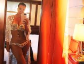 شاهد.. كريس جينر تستعرض رشاقتها بـ"مايوه" مثير 