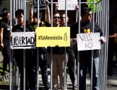 بالصور.. أعضاء منظمة العفو الدولية يتظاهرون ضد سياسة تركيا القمعية