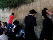 بالصور..آلاف اليهود يؤدون الصلاة أمام حائط البراق لإحياء ذكرى "تيشا بافا"