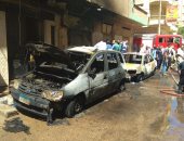 بالصور.. اشتعال النيران بسيارتين وامتدادها لعدد من المحلات بدمنهور