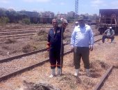 بالصور.. عمال السكة الحديد يواجهون الثعابين بميناءى الإسكندرية والدخيلة
