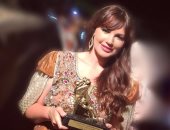 بالصور.. دارين حمزة تفوز بجائزة أفضل ممثلة عن "ورقة بيضاء" بوهران السينمائى