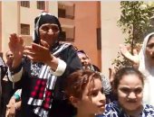 بالفيديو.. أهالى بنى سويف يستقبلون وزير الإسكان بالزغاريد لتسليم وحدات سكنية