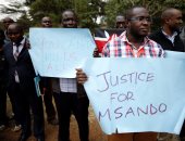 بالصور.. محتجون يطالبون بتحقيق عاجل فى مقتل مسئول بلجنة الانتخابات الكينية
