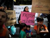 بالصور.. لاجئون سوريون يتظاهرون أمام سفارة ألمانيا باليونان للم شمل أسرهم