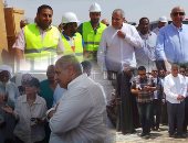 بالصور.. محلب وفايزة أبو النجا يتفقدان أكبر مشروع للطاقة الشمسية بأسوان.. يضم 40 محطة لإنتاج 2000 ميجاوات بما يعادل 90% من الطاقة المنتجة من السد العالى.. ويستجيب لأهالى النوبة بتفقد وحدة صحية