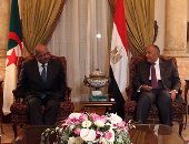 سامح شكرى: بحثت مع وزير خارجية الجزائر الأزمة السياسية فى ليبيا