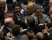 بالصور.. مشادات داخل البرلمان البرازيلى حول محاكمة الرئيس بتهمة الفساد 