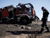 بالصور.. حريق غابات جنوبى أثينا يصيب رجال إطفاء ويلحق أضرارا بمنازل