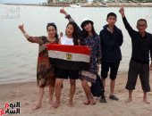 سياح يرفعون علم مصر على شواطئ مدينة الغردقة.. ويرددون: "love egypt"