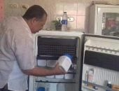 بالصور.. رئيس مركز أسيوط يعثر على خضراوات بثلاجة الأمصال بالوحدة الصحية 