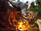 بالصور .. طقوس هندوسية نسائية لجلب بركات الآلهة "لاكشمى" لأزواجهم  