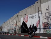 بالصور.. ترامب يعانق الجدار العازل فى جرافيتى جديد ببيت لحم