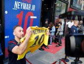 بالصور.. إقبال كبير على شراء قميص نيمار فى متاجر سان جيرمان