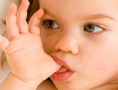 طبيبة أطفال: عادة وضع الأصابع فى الفم سبب انتقال البكتيريا والتهاب الحلق