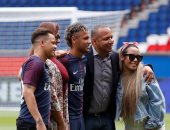 عائلة نيمار تظهر فى معقل سان جيرمان لأول مرة