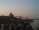 بالصور.. أهالى قرية الفنت ينتظرون خروج جثتين فى حادث معدية بنى سويف