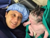 بالصور.. بعد 18 سنة حرمان و8 محاولات حقن مجهرى سيدة ترزق بمولودها الأول