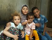 بالفيديو والصور.. مأساة أسرة ببنى سويف يحتاج أبناؤها الثلاثة إلى سماعات للأذن
