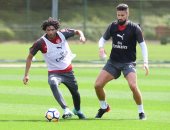 بالصور.. محمد الننى يشارك فى مران أرسنال الأخير قبل مواجهة تشيلسى