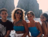 زوجة عمرو دياب تنشر صورا جديدة مع أولادها من رحلة إيطاليا