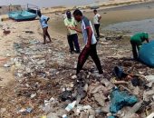 بالصور.. شباب مرسى علم ينظفون شاطئ حماطة من القمامة
