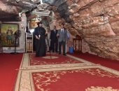 بالفيديو والصور.. محافظ أسيوط يزور الدير المعلق بجبل أبنوب 