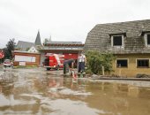 بالصور.. قوات الدفاع المدنى فى النمسا تزيل أثار الفيضانات