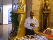 نظرة شفا يا نيل.. بالصور: مسنة تزور "متحف النيل" بأسوان على سرير المرض