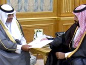 بالصور.. نائب الملك سلمان يتسلم رسالة خطية من أمير الكويت