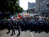 الشرطة الفلبينية تحذر المحتجين على قيود كورونا