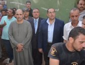 بالصور .. محافظ سوهاج : صرف 5 آلاف جنيه لكل أسرة متوفى فى انهيار عقار سفلاق