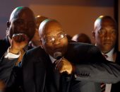 بالصور.. رئيس جنوب أفريقيا يحتفل وسط أنصاره بعد تصويت البرلمان بعدم حجب الثقة
