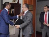 حاتم باشات وسفير مصر بجنوب أفريقيا يلتقيان "أنكودو" لتسليمه رسالة من الرئيس