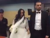 بالفيديو.. عروسان يستقلان مترو الأنفاق ليلة زفافهما