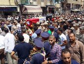 بالصور.. المئات يؤدون الصلاة على شهيد بورسعيد ويشيعون الجثمان فى جنازة عسكرية