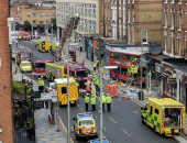 بالصور.. عملية إنقاذ مصابى حادث اصطدام حافلة فى لندن بمبنى