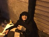 بالفيديو.. مسنة مصابة بالسرطان تنام فى شوارع الإسكندرية بعد طردها من منزلها