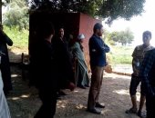 بالصور.. تجمع العشرات من أهالى البدارى بعد توقف العبارات النهرية