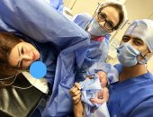محمد رمضان ينشر صورة مع مولودته الجديدة "كنز" بغرفة العمليات